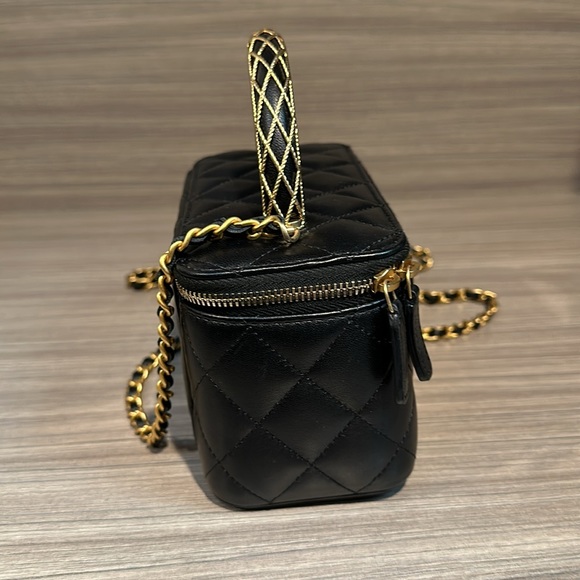 Chanel vanity bag - Picture 2 of 4